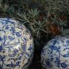 Dekorációs kerámia gömb, kék fehér mintás, 12 cm