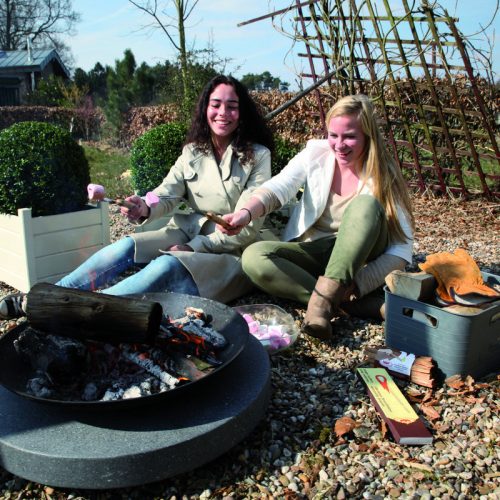 Öntöttvas tűzrakó tál kör alakú gránit lapon, 59 cm átmérőjű