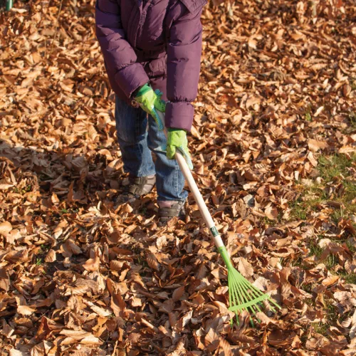 Fa nyelű gyerek lombseprű, 82,5 cm, csomag, 12 db