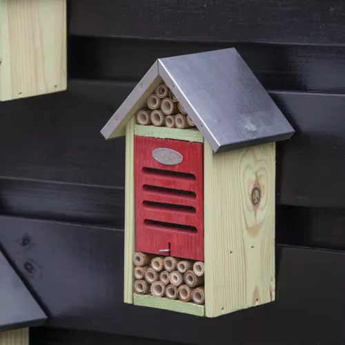 Rovarhotel tisztító kefével, cink tetővel, 18 x 29 cm