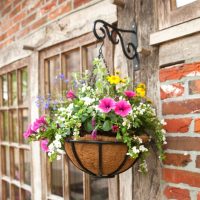 Virágkosarak, virágtartó konzolok